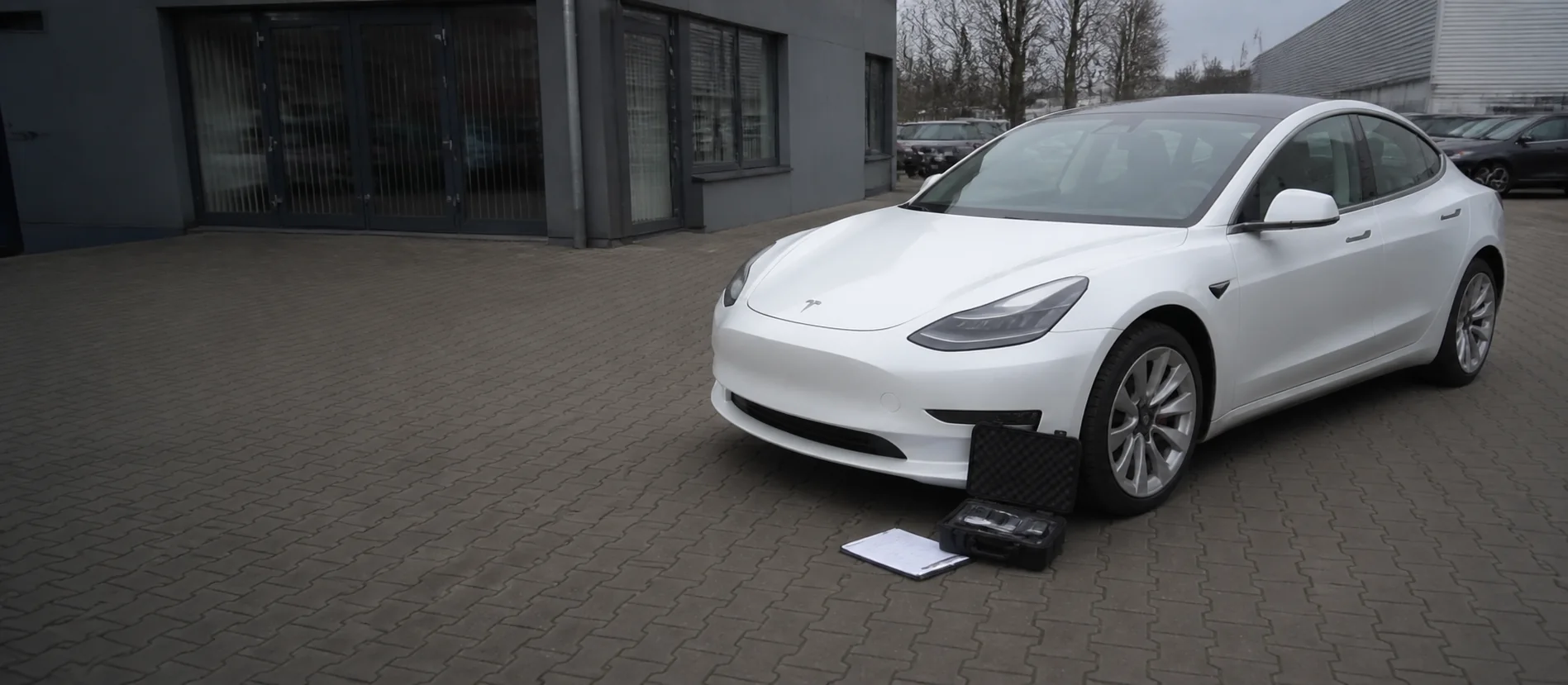 Tesla Model 3 během kontroly před dovozem