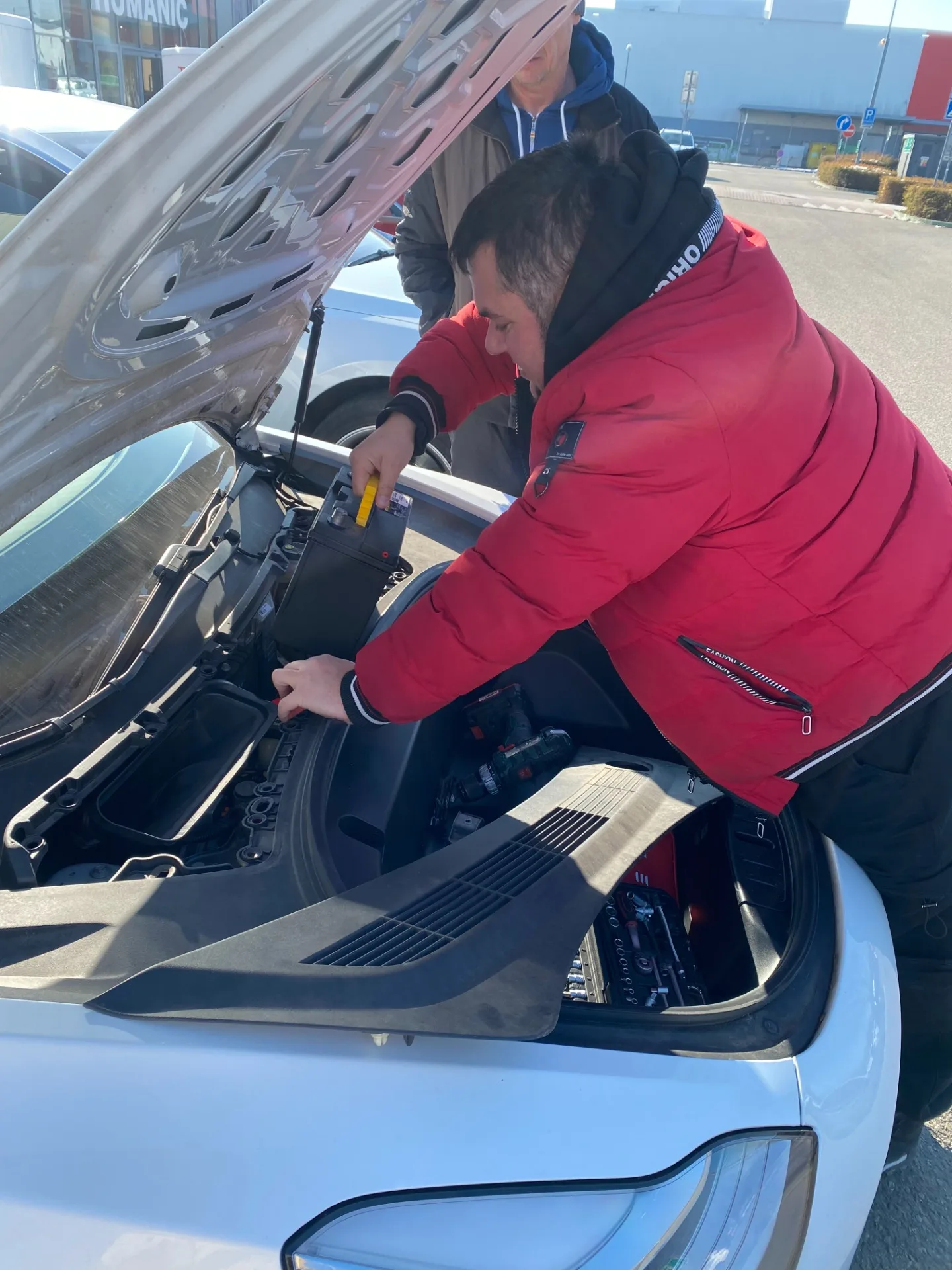 Technik při mobilním servisním zásahu u vozu Tesla