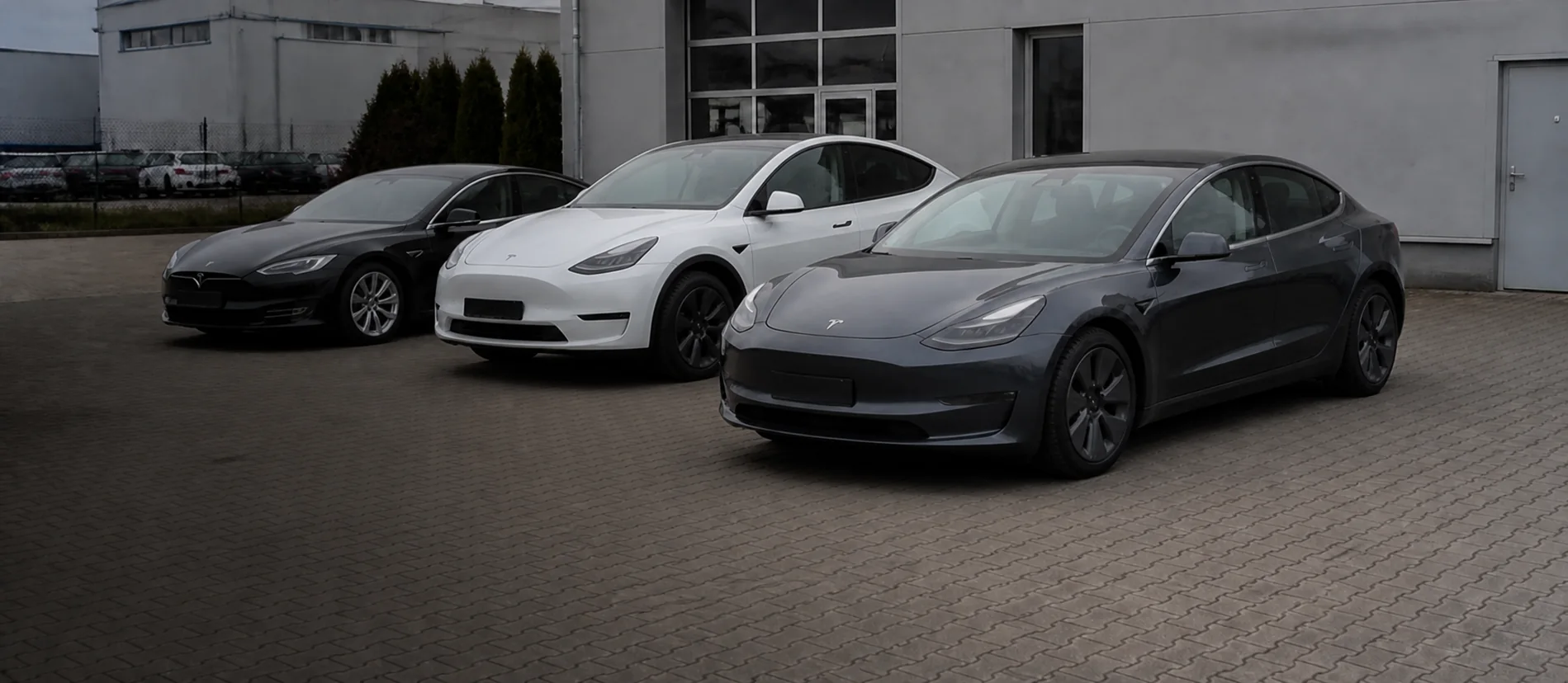 Tři vozy Tesla z aktuální nabídky