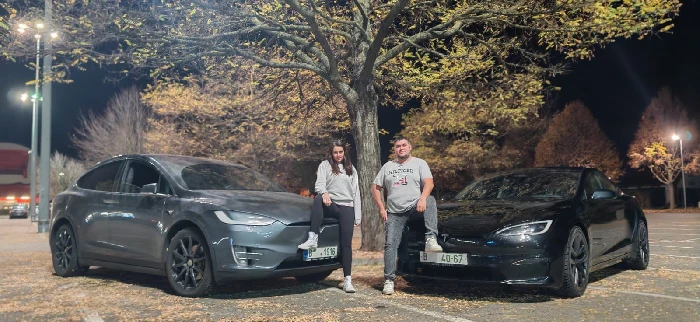 Tým Chci Teslu se dvěma vozy Tesla